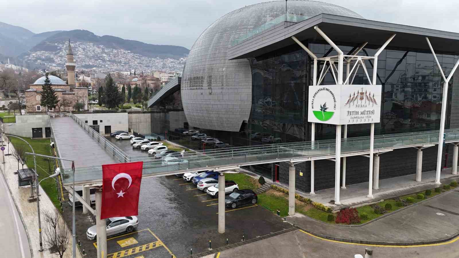 Osmangazi Belediyesi binalarını Türk Bayraklarıyla donattı
