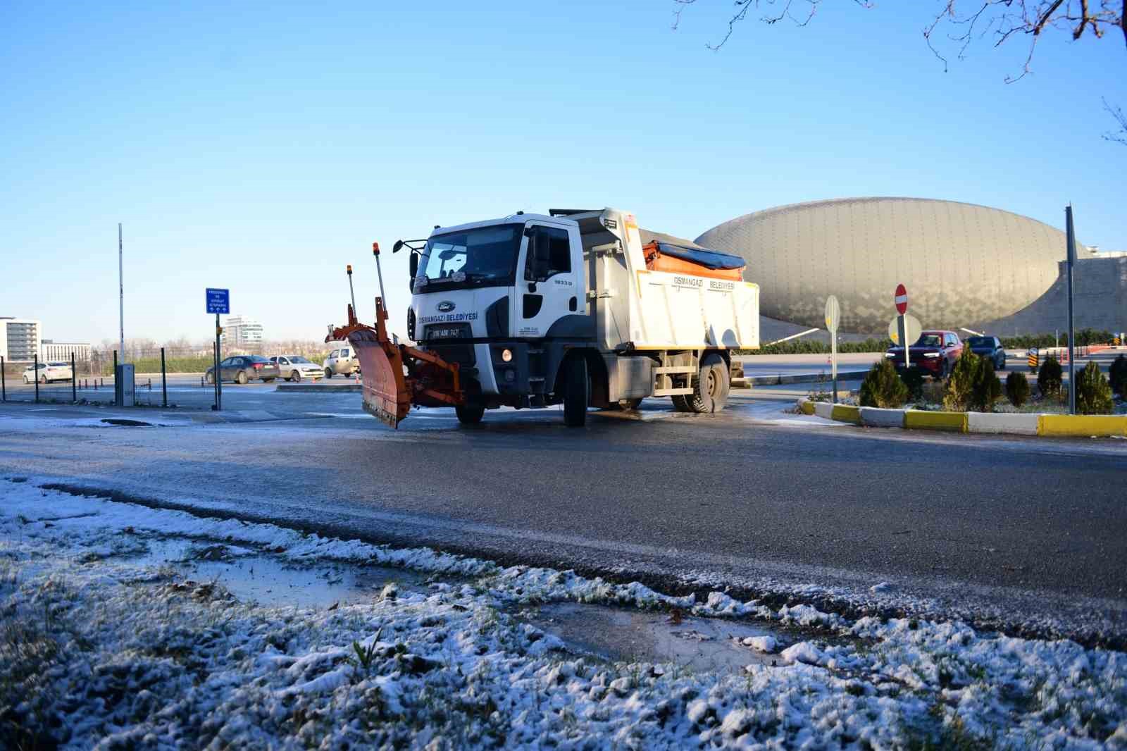 Osmangazi Belediyesi ekipleri tuzlama çalışmalarını sürdürüyor
