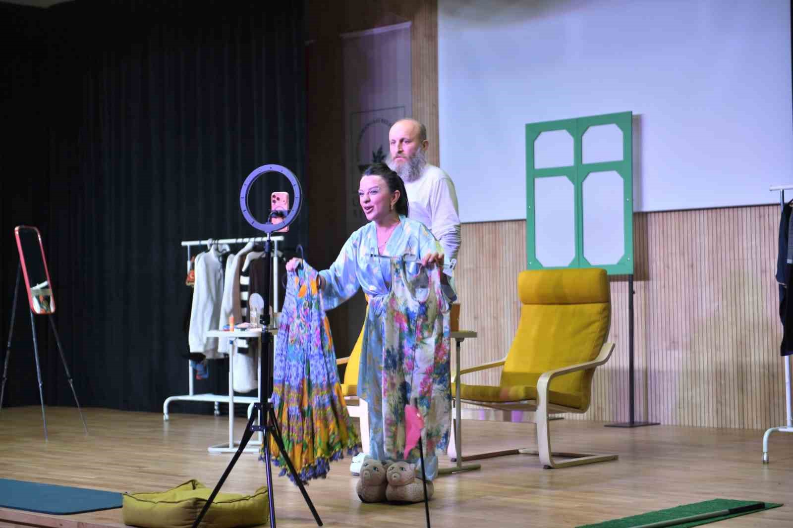 Osmangazi Belediyesi sanatseverleri tiyatroyla buluşturdu
