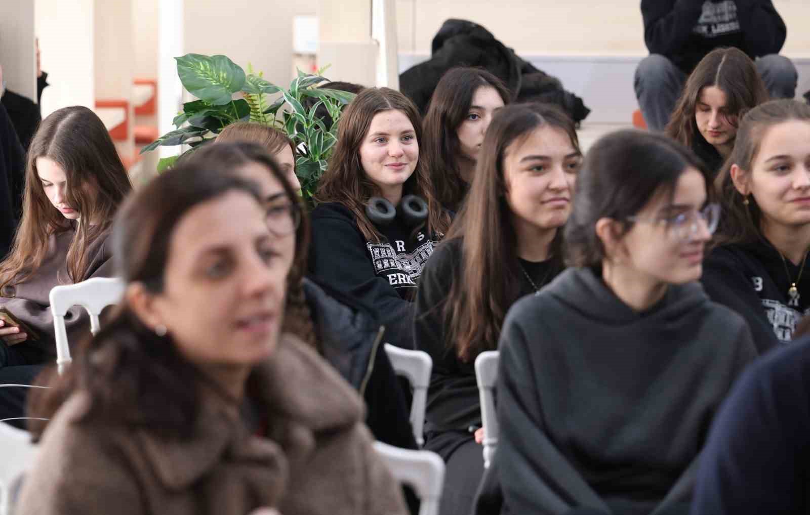 Osmangazi Belediyesi sevilen yazarları okurlarıyla buluşturuyor
