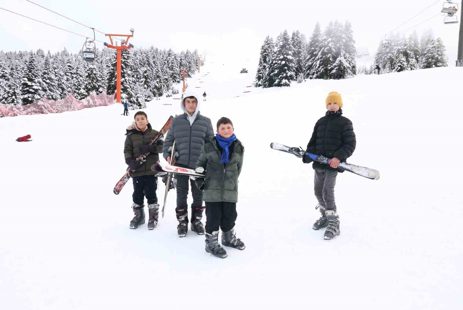 Osmangazi Belediyesi’nden çocuklara Uludağ’da kayak sürprizi
