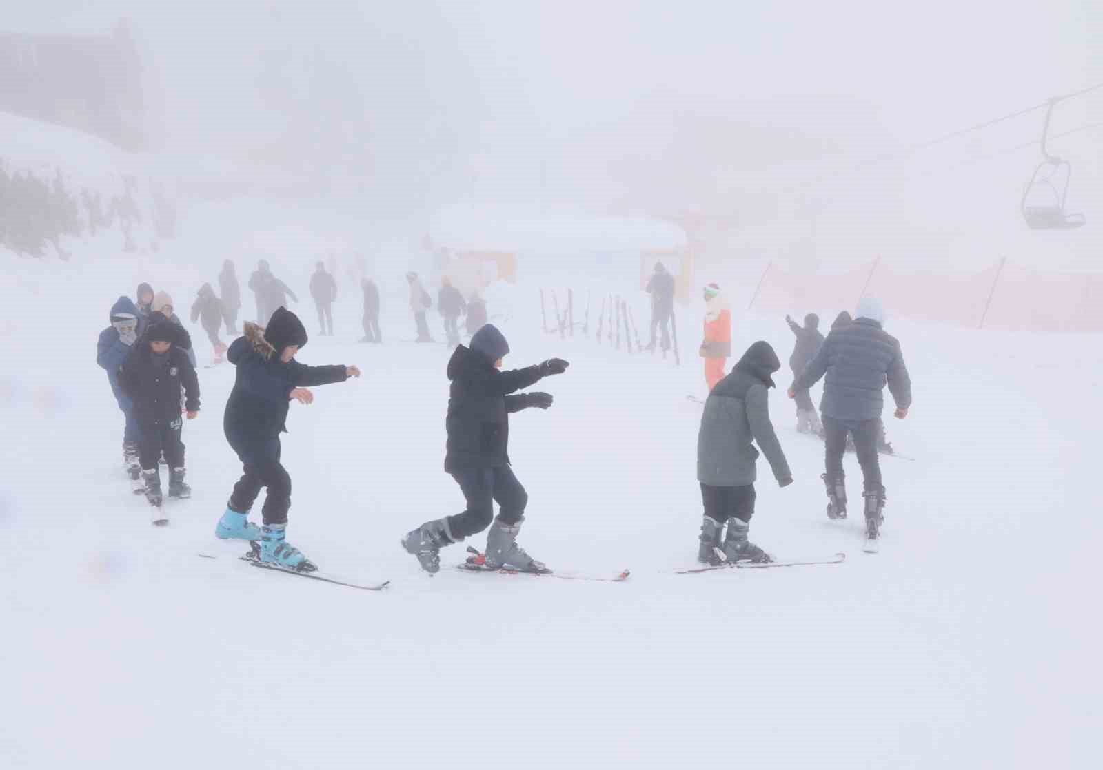 Osmangazi Belediyesi’nden çocuklara Uludağ’da kayak sürprizi

