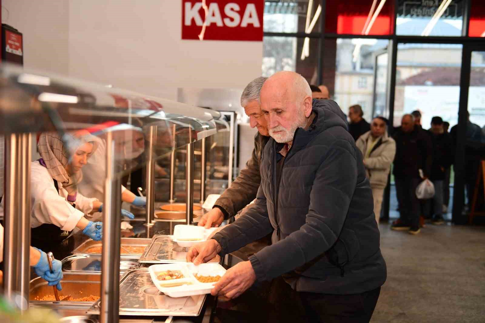 Osmangazi Belediyesi’nden kardeşlik sofrası
Osmangazi Belediyesi’nden kardeşlik sofrası