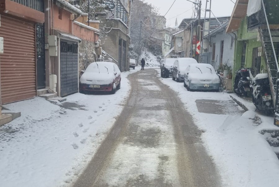 Osmangazi Belediyesi’nden karla mücadelede kesintisiz mesai
