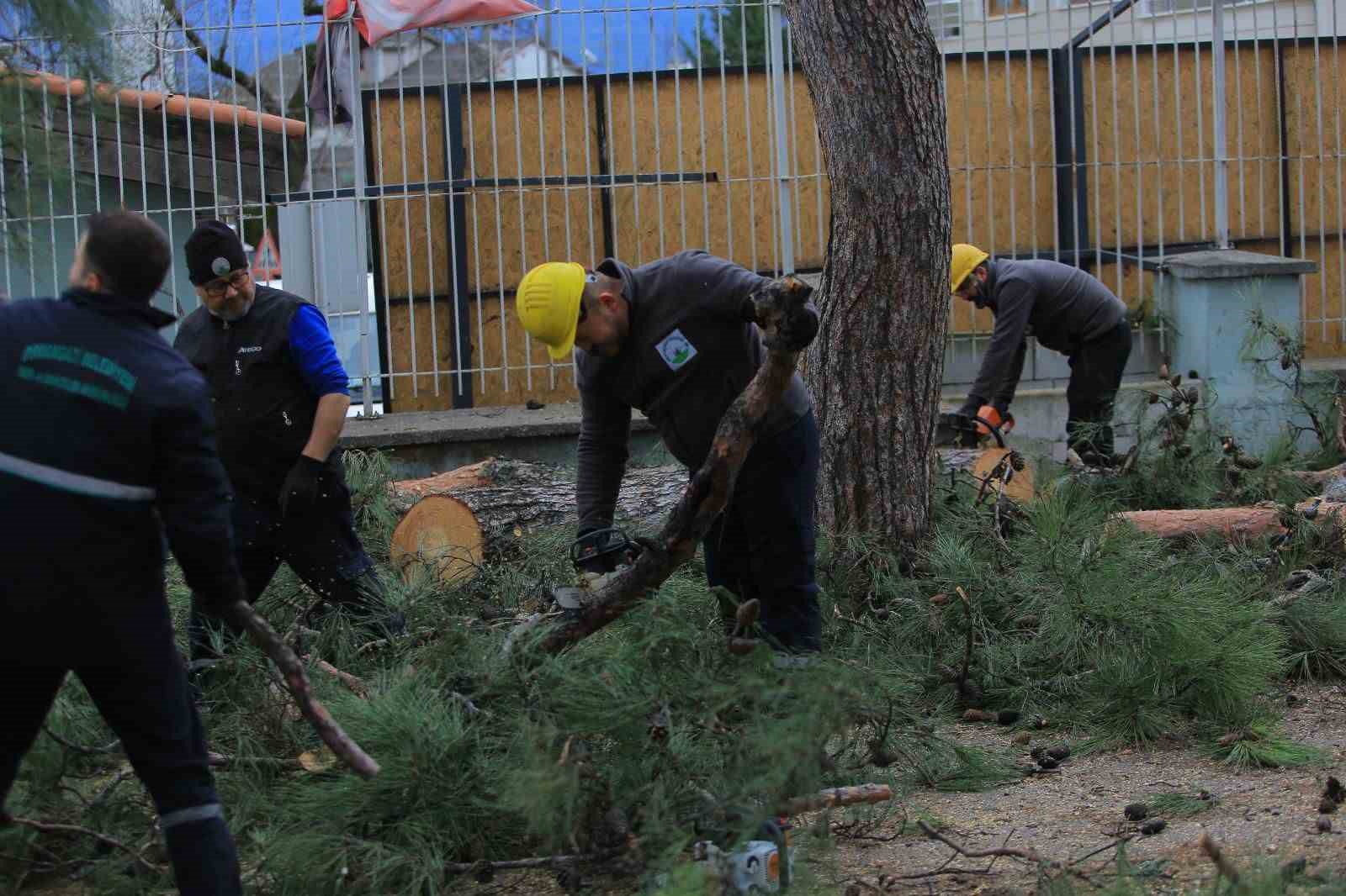 Osmangazi Belediyesi’nden lodosa karşı etkin müdahale
