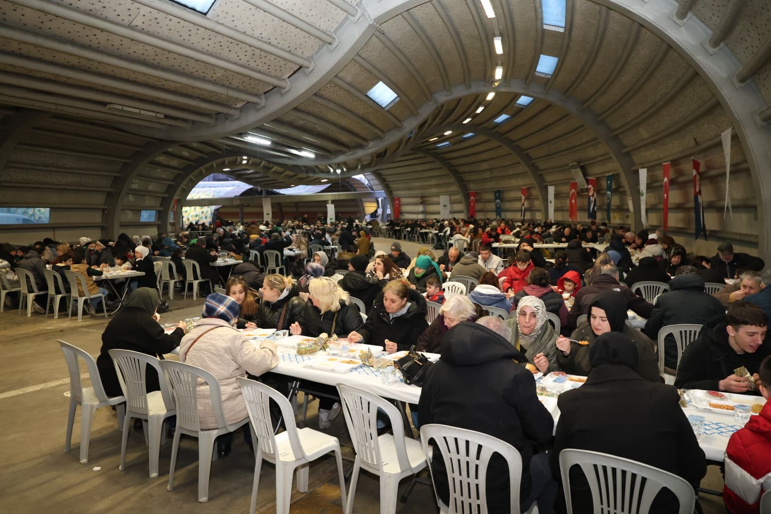 Osmangazi Belediyesi’nin iftar sofrasında yüzlerce kişi bir araya geldi
Osmangazi Belediyesi’nin iftar sofrasında yüzlerce kişi bir araya geldi