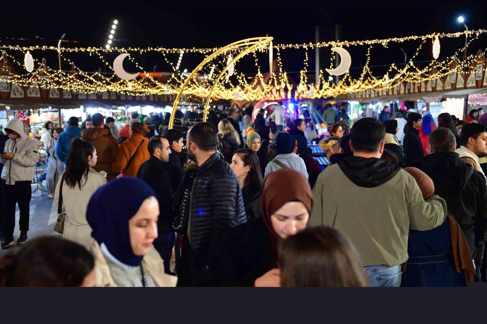Osmangazi meydanı’nda ramazan coşkusu sürüyor
