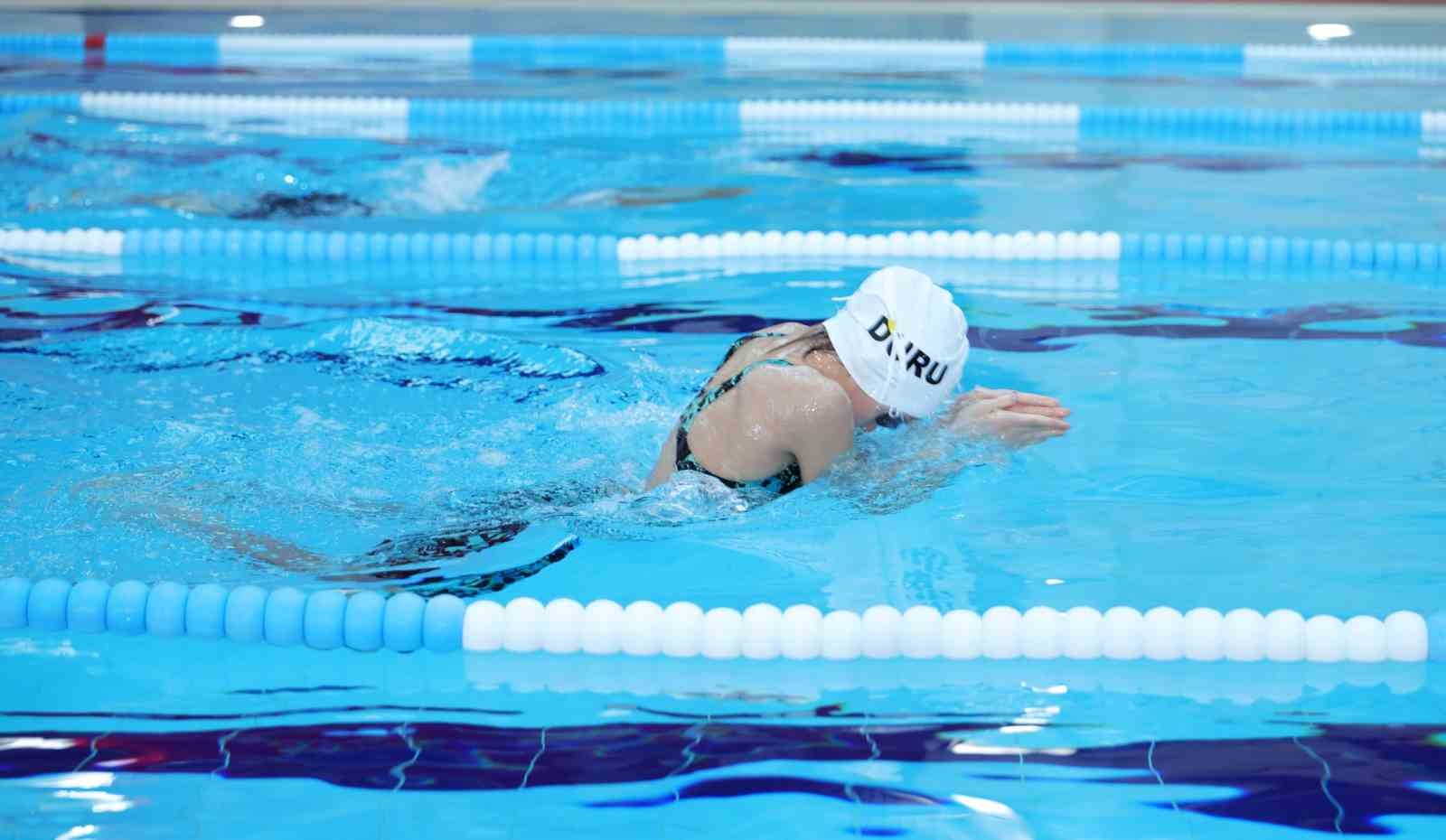 Osmangazi Yüzme Şenliği’nde kazananlar kupalarını aldı
