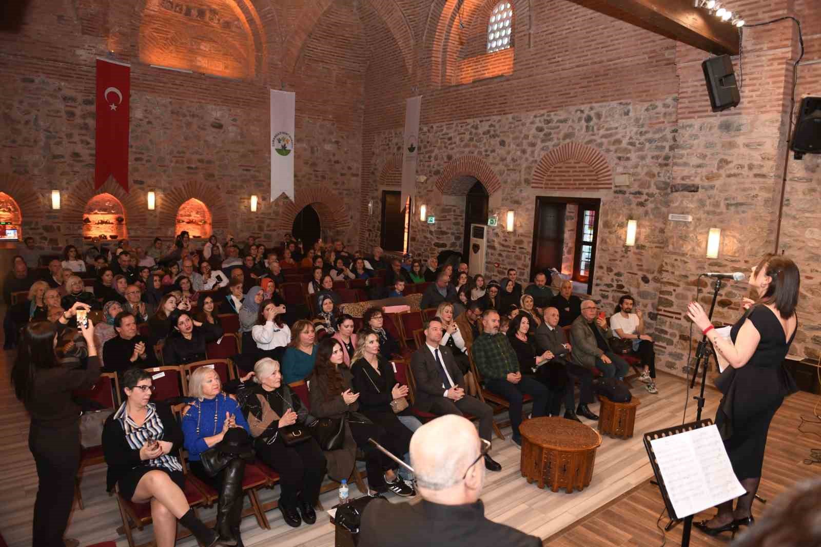 Osmangazi’de 14 Şubat ezgileri yükseldi
Osmangazi’de 14 Şubat ezgileri yükseldi