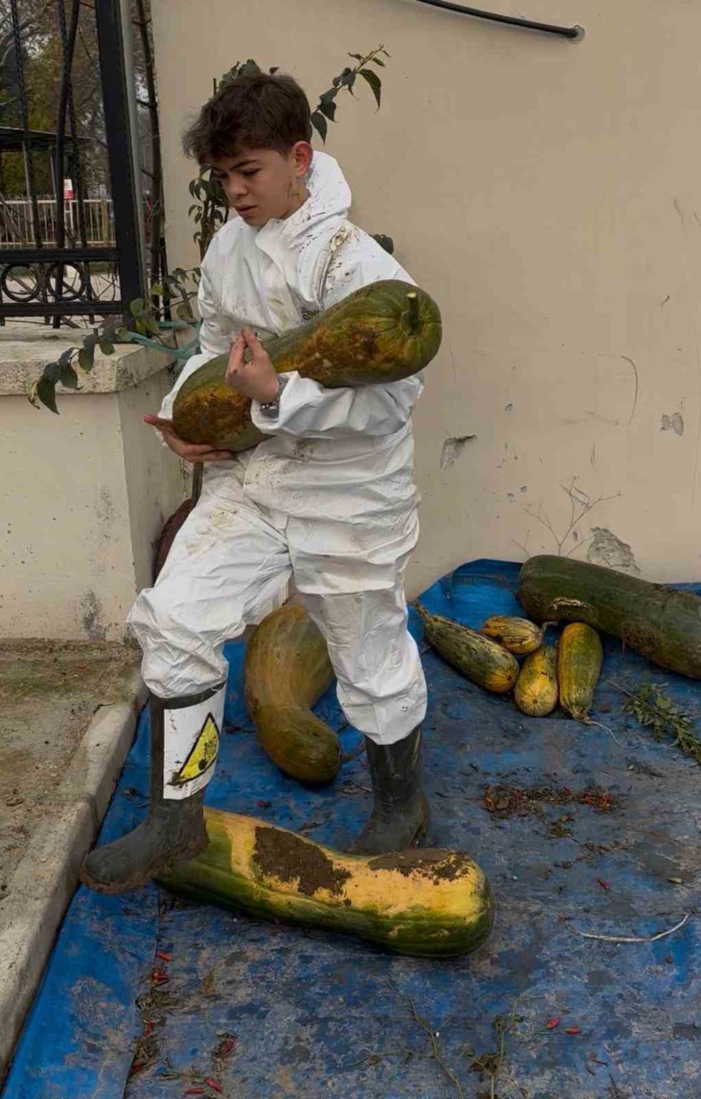 Osmangazi’de 30 kilogramlık Kıbrıs bal kabağı yetiştirildi
