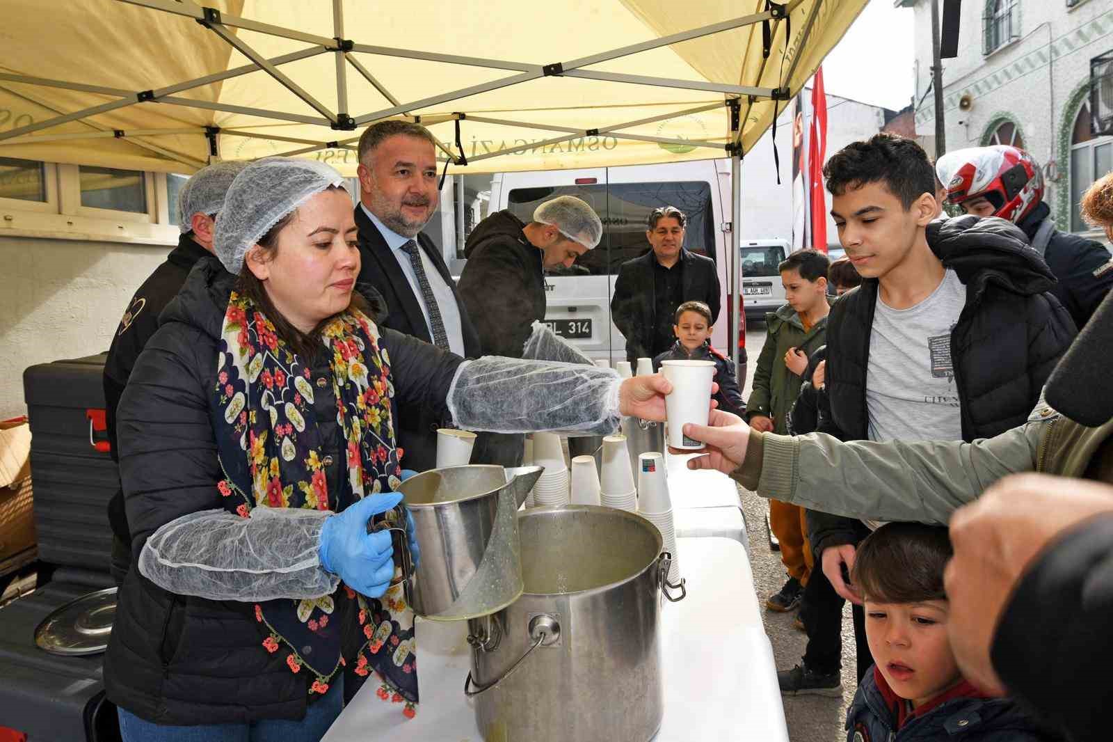 Osmangazi’de cuma bereketi vatandaşlarla paylaşıldı
