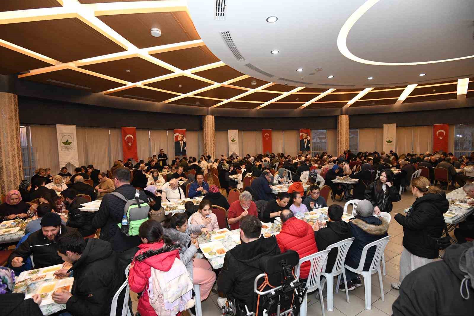 Osmangazi’de dayanışmanın adresi Demirtaş oldu
Osmangazi’de dayanışmanın adresi Demirtaş oldu