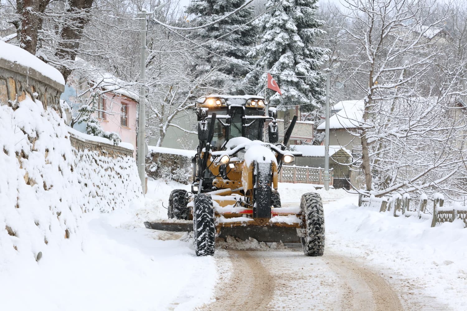 Osmangazi’de karla kapanan yollara anında müdahale
