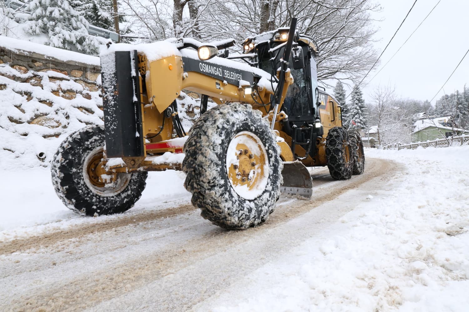 Osmangazi’de karla kapanan yollara anında müdahale
