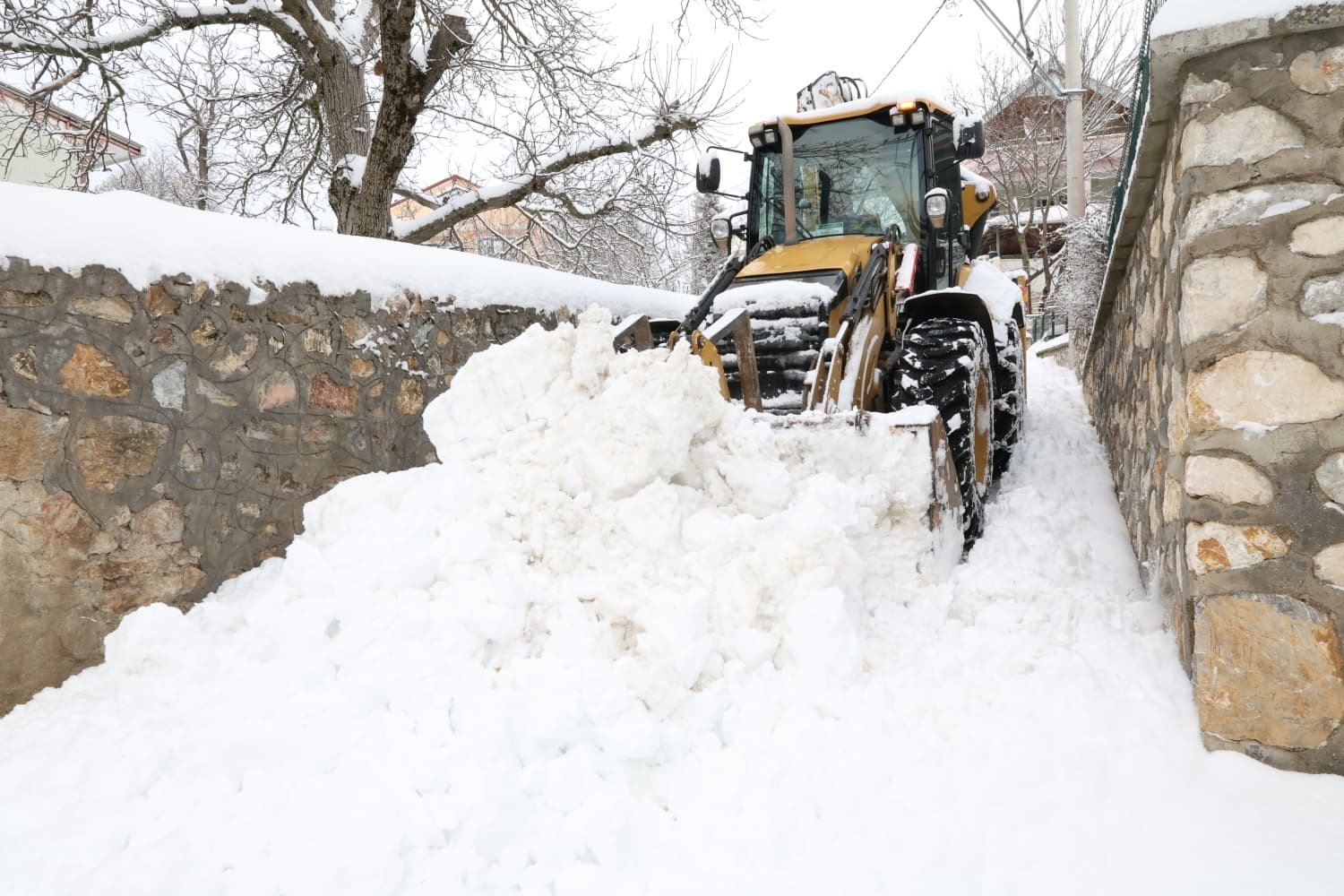 Osmangazi’de karla kapanan yollara anında müdahale
