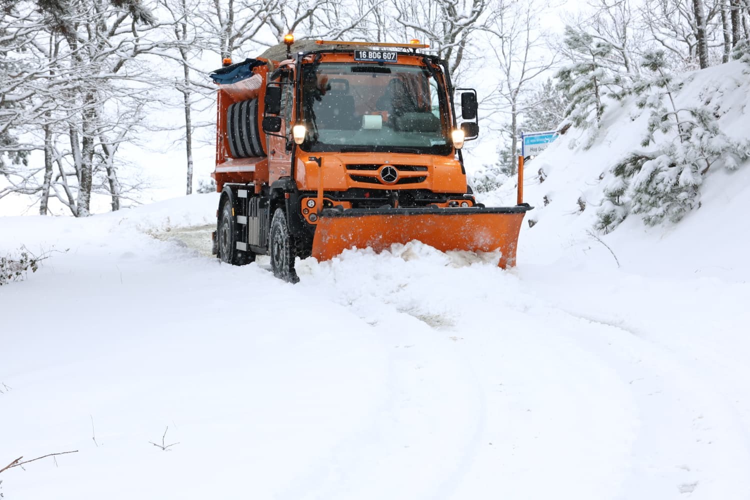 Osmangazi’de karla kapanan yollara anında müdahale
