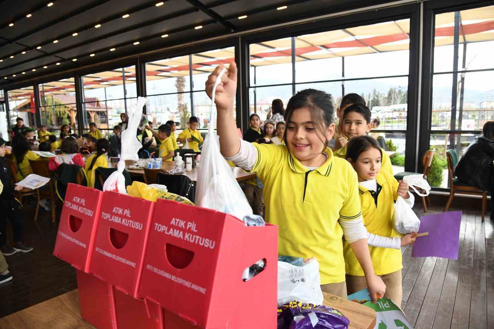 Osmaniye’de "100 Atık Pile Bir Pizza" projesine miniklerden destek
