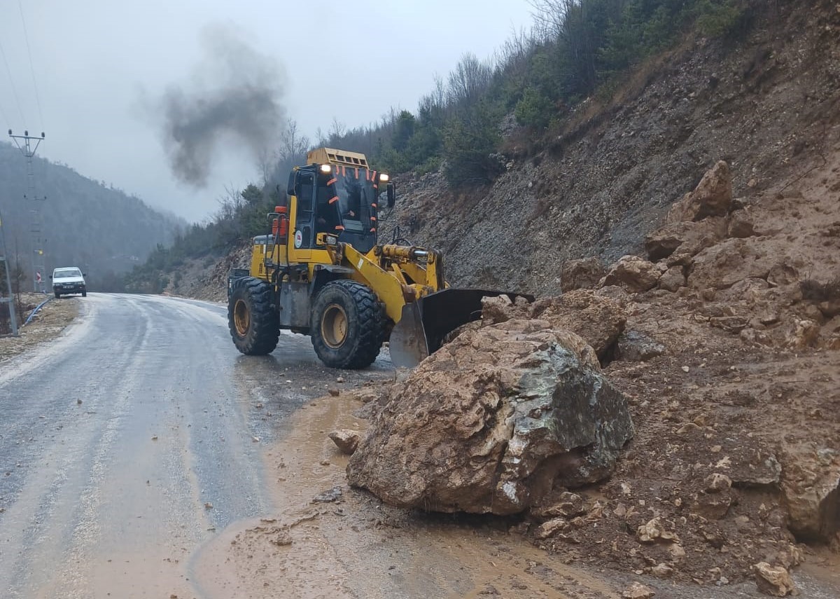 Osmaniye’de 3 gündür devam eden yağmur ve fırtına hayatı olumsuz etkiledi
