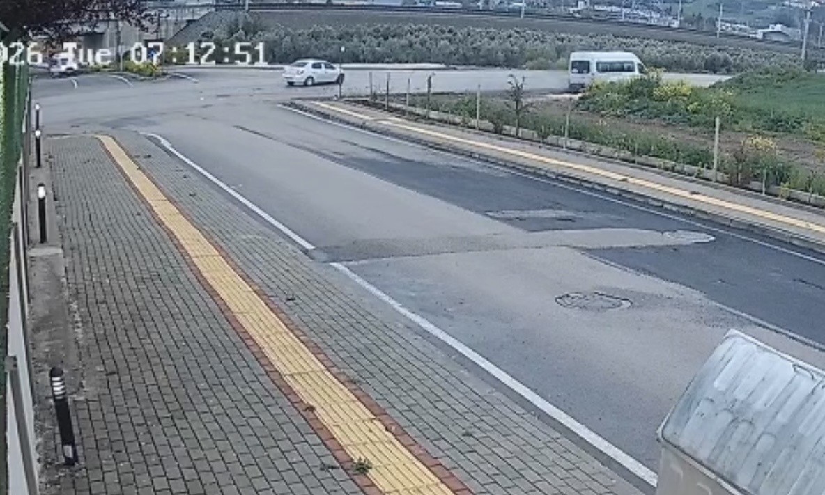 Osmaniye’de alt geçitte kaza kamerada: Otomobil ile minibüs çarpıştı
