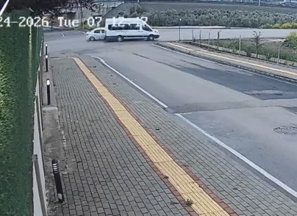 Osmaniye’de alt geçitte kaza kamerada: Otomobil ile minibüs çarpıştı
