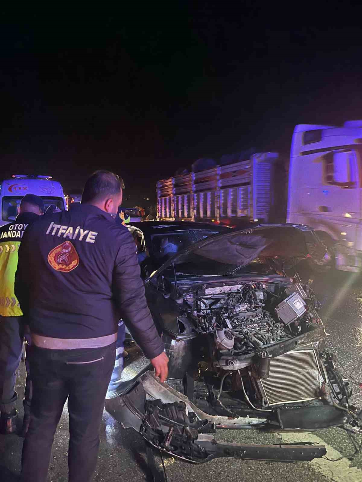 Osmaniye’de bariyerlere çarpan otomobil hurdaya döndü: 3 yaralı
