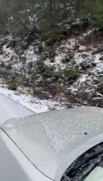 Osmaniye’de dolu yağışı yolları beyaza bürüdü
