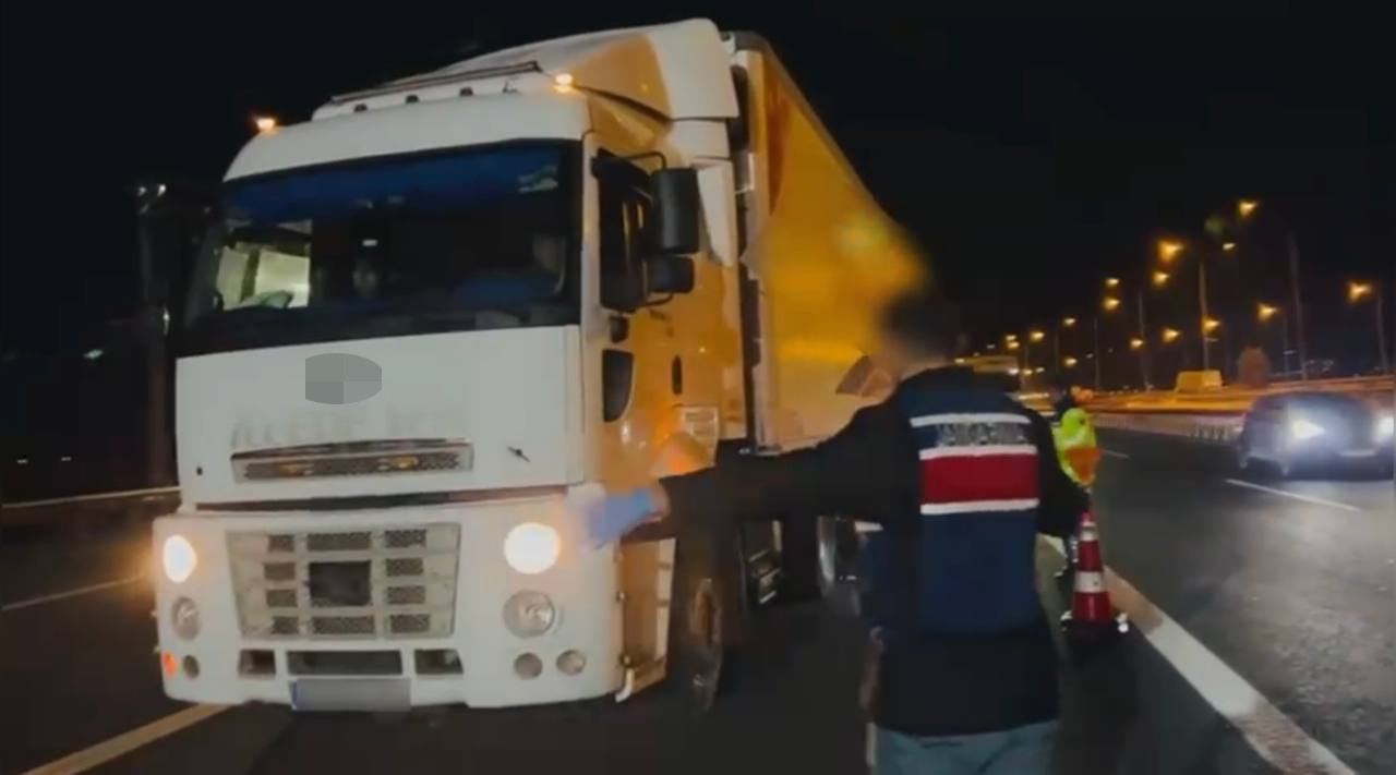 Osmaniye’de durdurulan tırda 1 milyon liralık kaçak makaron ele geçirildi
