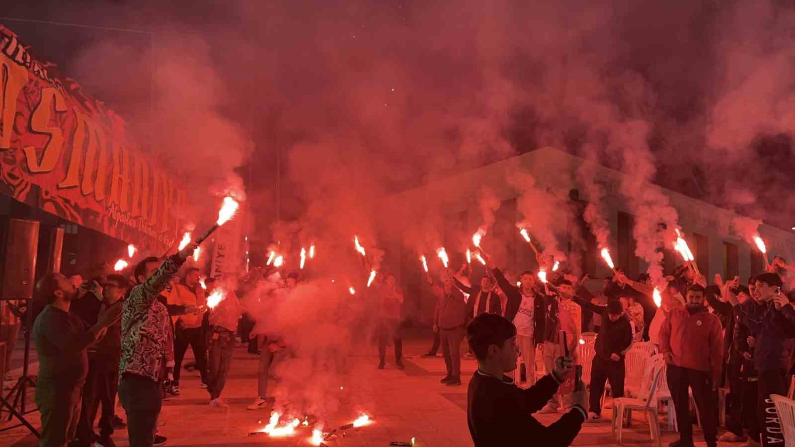 Osmaniye’de Galatasaray’ın galibiyeti havai fişek ve meşalelerle kutlandı
