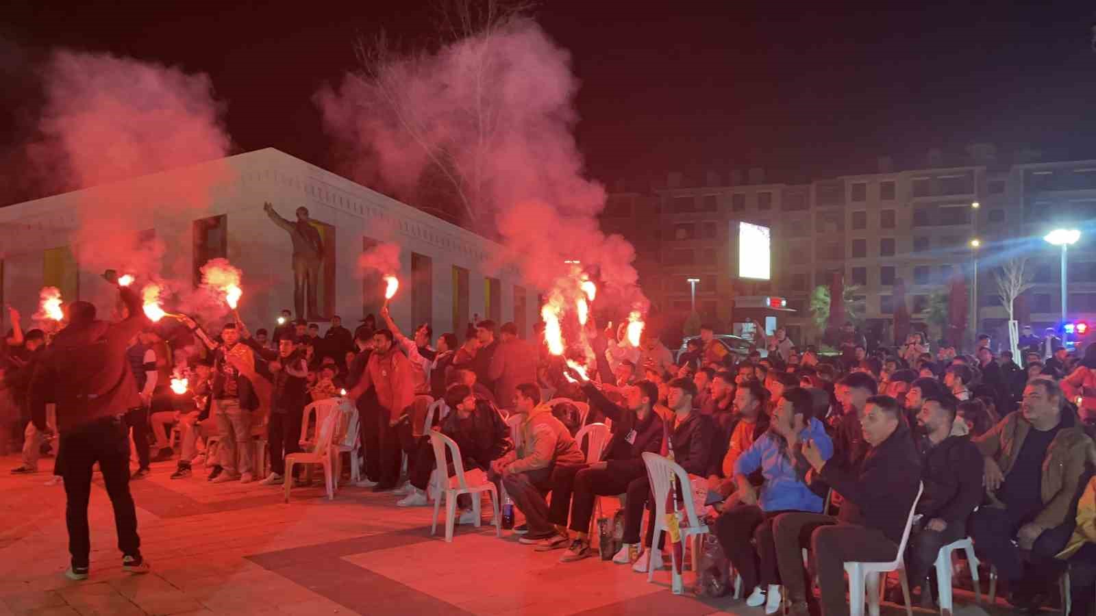 Osmaniye’de Galatasaray’ın galibiyeti havai fişek ve meşalelerle kutlandı

