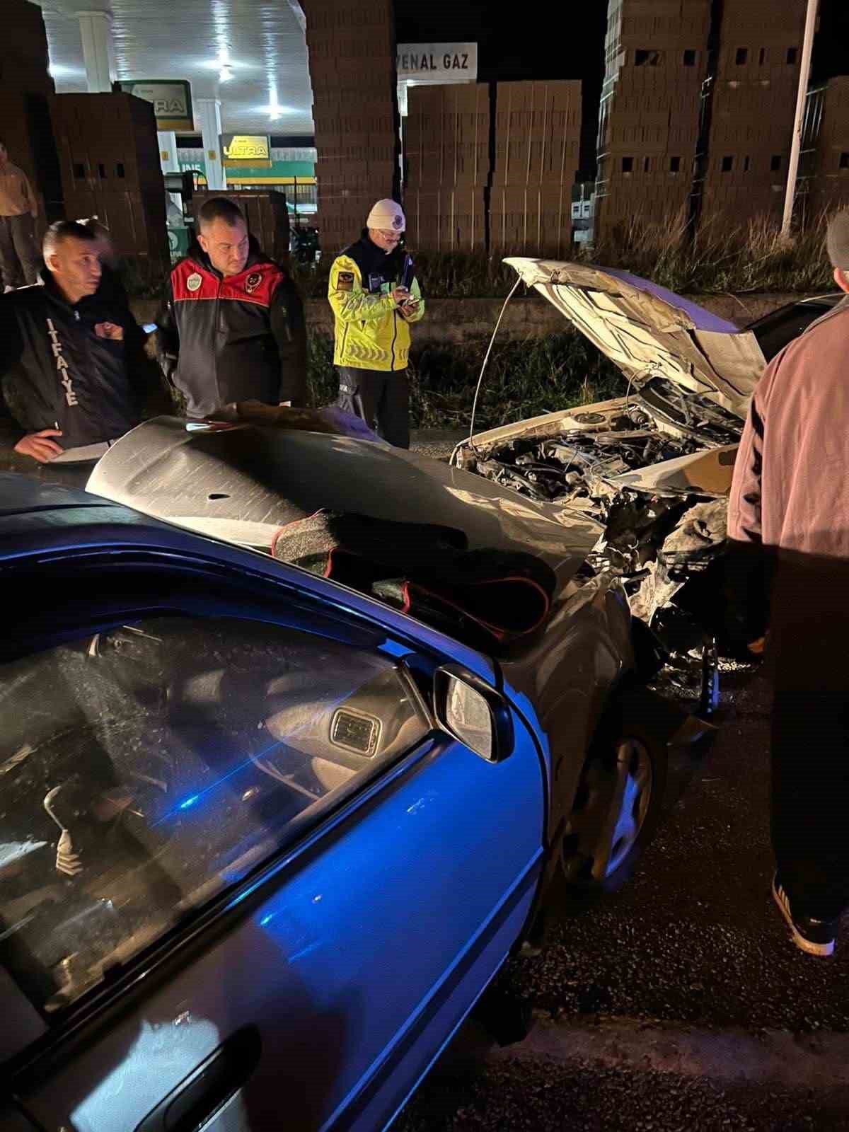 Osmaniye’de iki otomobil kafa kafaya çarpıştı: 4 yaralı
