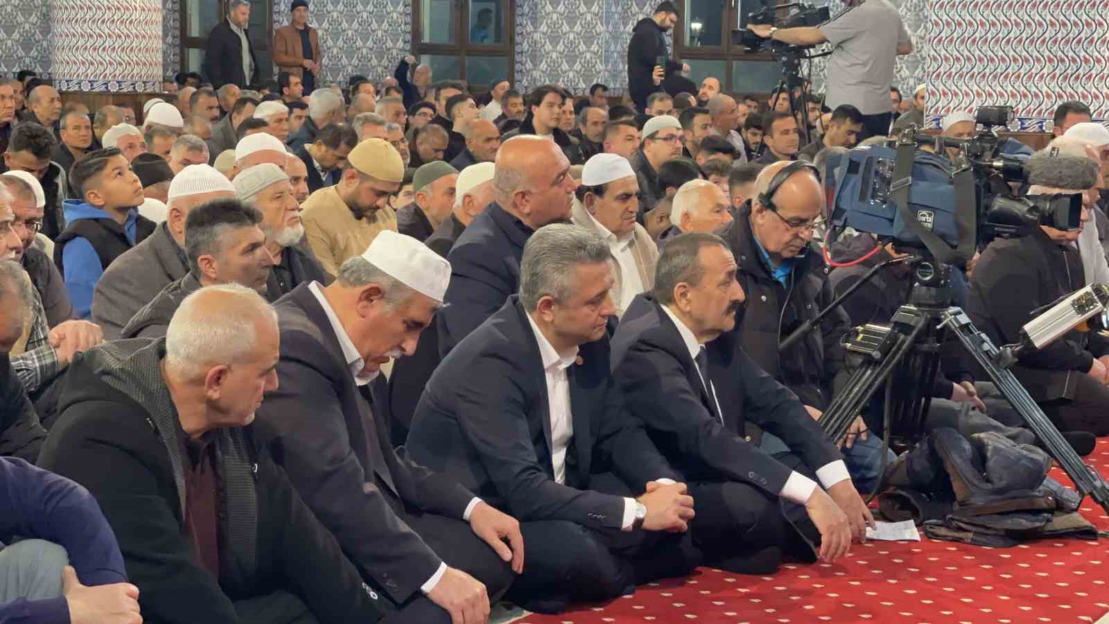 Osmaniye’de Kadir Gecesi’nde camiler doldu taştı
