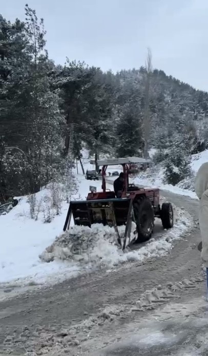 Osmaniye’de kapanan köy yollarını muhtar kendi imkanlarıyla açıyor
