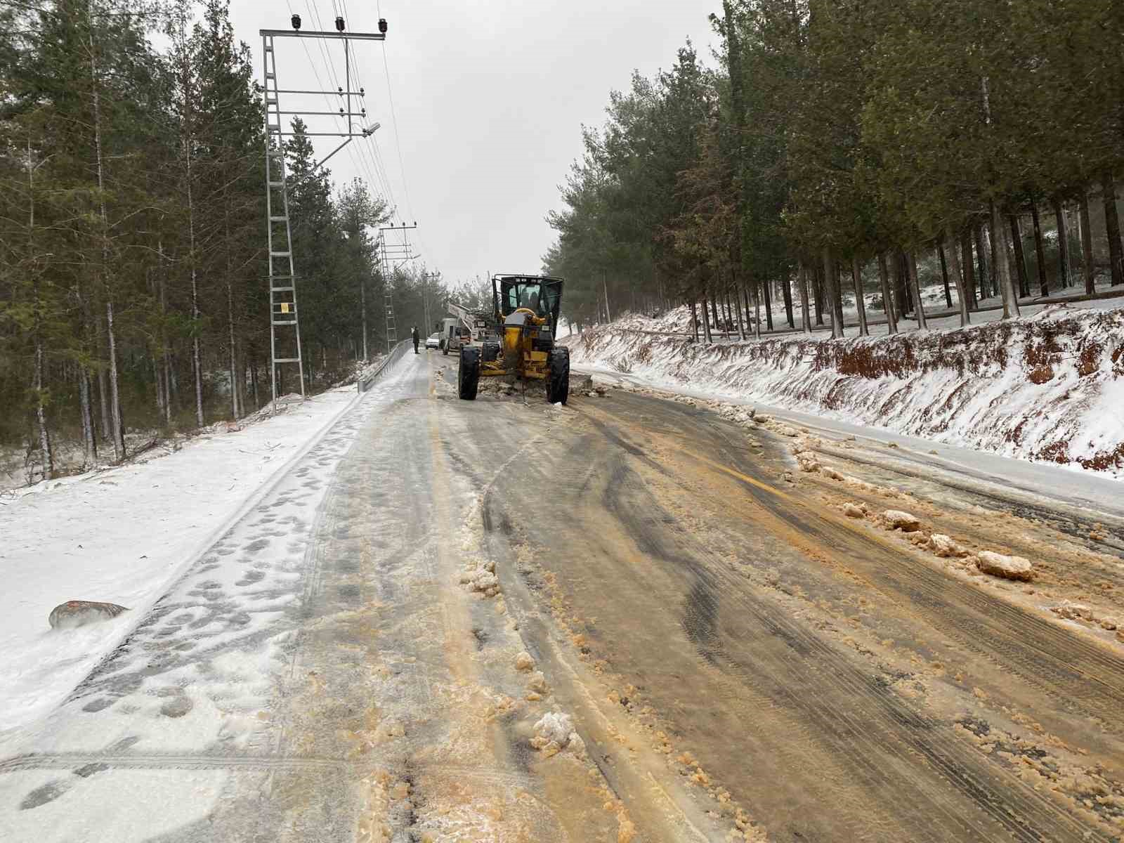 Osmaniye’de kar etkisini artırdı, 2 ilçede eğitime ara verildi
