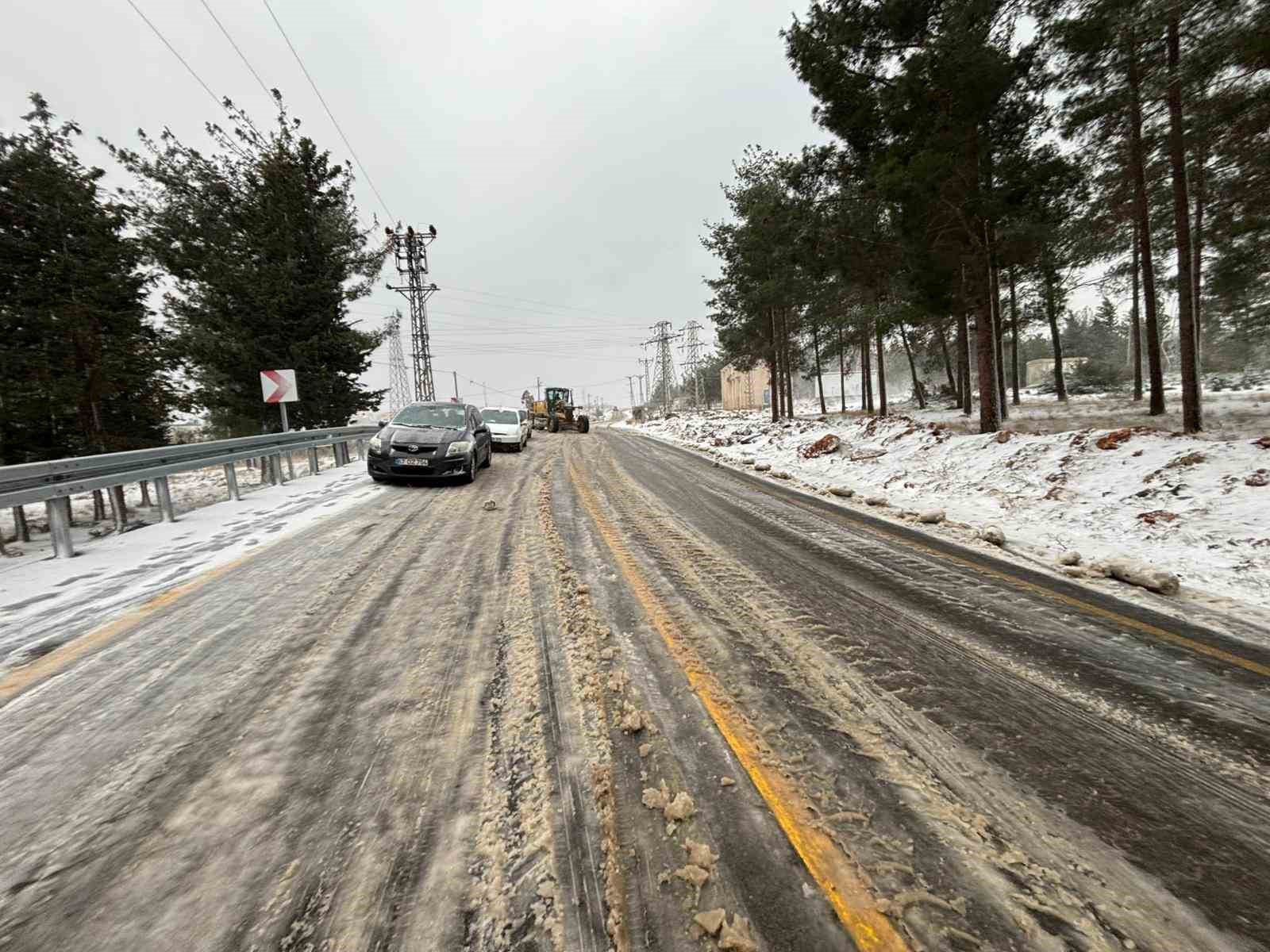 Osmaniye’de kar etkisini artırdı, 2 ilçede eğitime ara verildi
