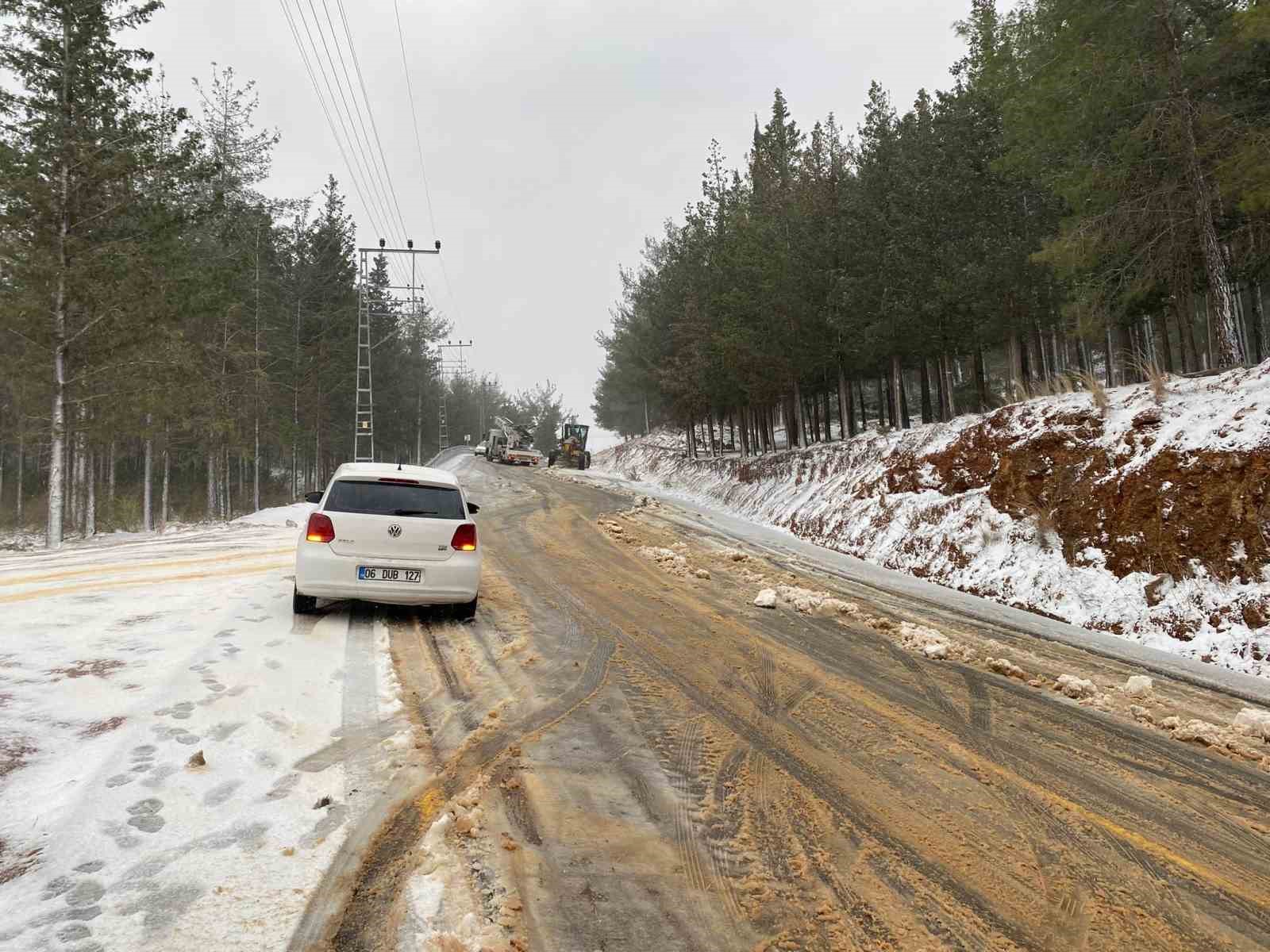 Osmaniye’de kar etkisini artırdı, 2 ilçede eğitime ara verildi
