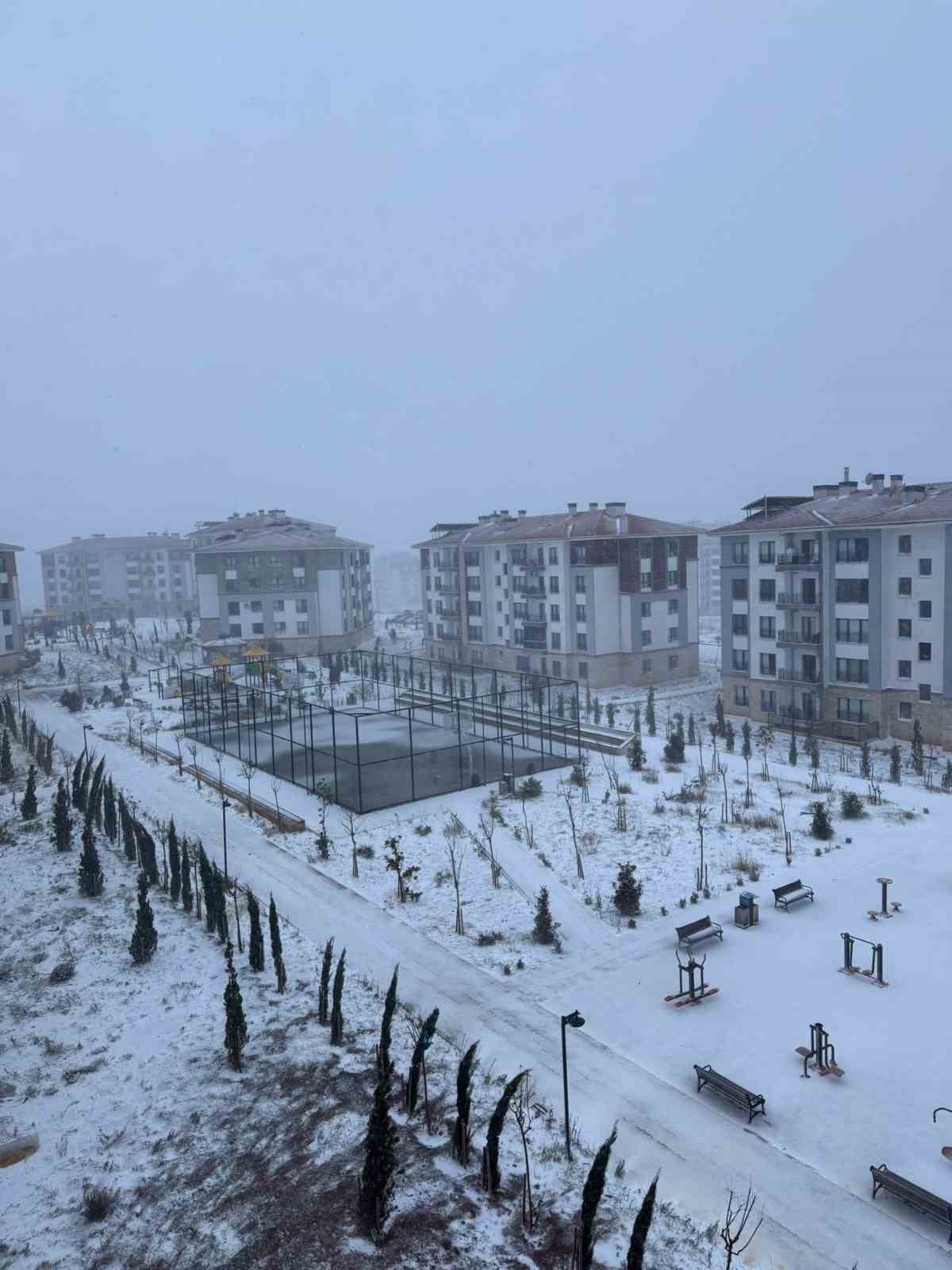 Osmaniye’de kar etkisini artırdı, 2 ilçede eğitime ara verildi
