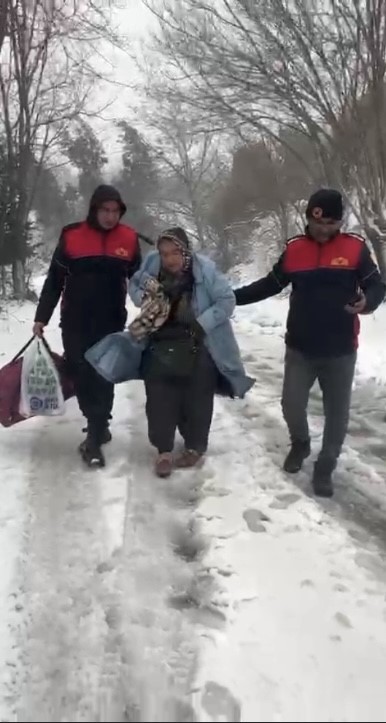 Osmaniye’de kar nedeniyle mahsur kalan yaşlı kadın kurtarıldı
