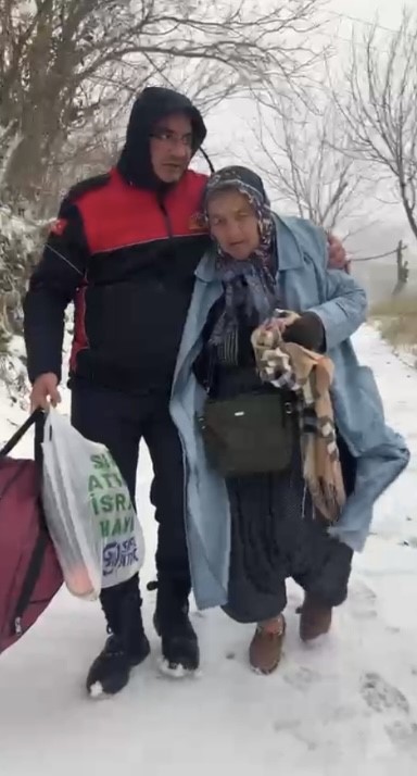 Osmaniye’de kar nedeniyle mahsur kalan yaşlı kadın kurtarıldı
