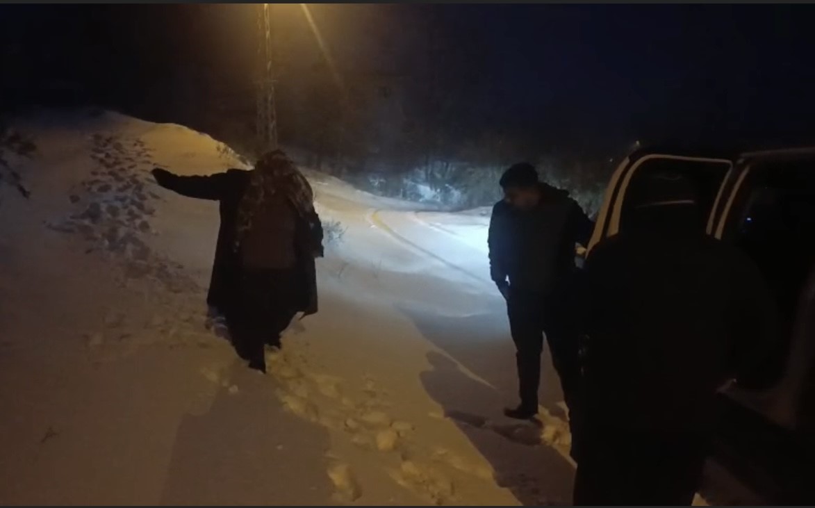 Osmaniye’de karda mahsur kalan iki kadını ekipler kurtardı

