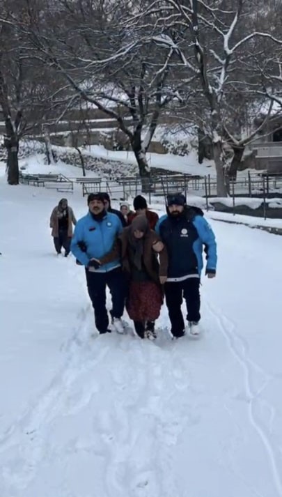 Osmaniye’de kardan yolu kapanan köydeki 2 hasta hastaneye ulaştırıldı
