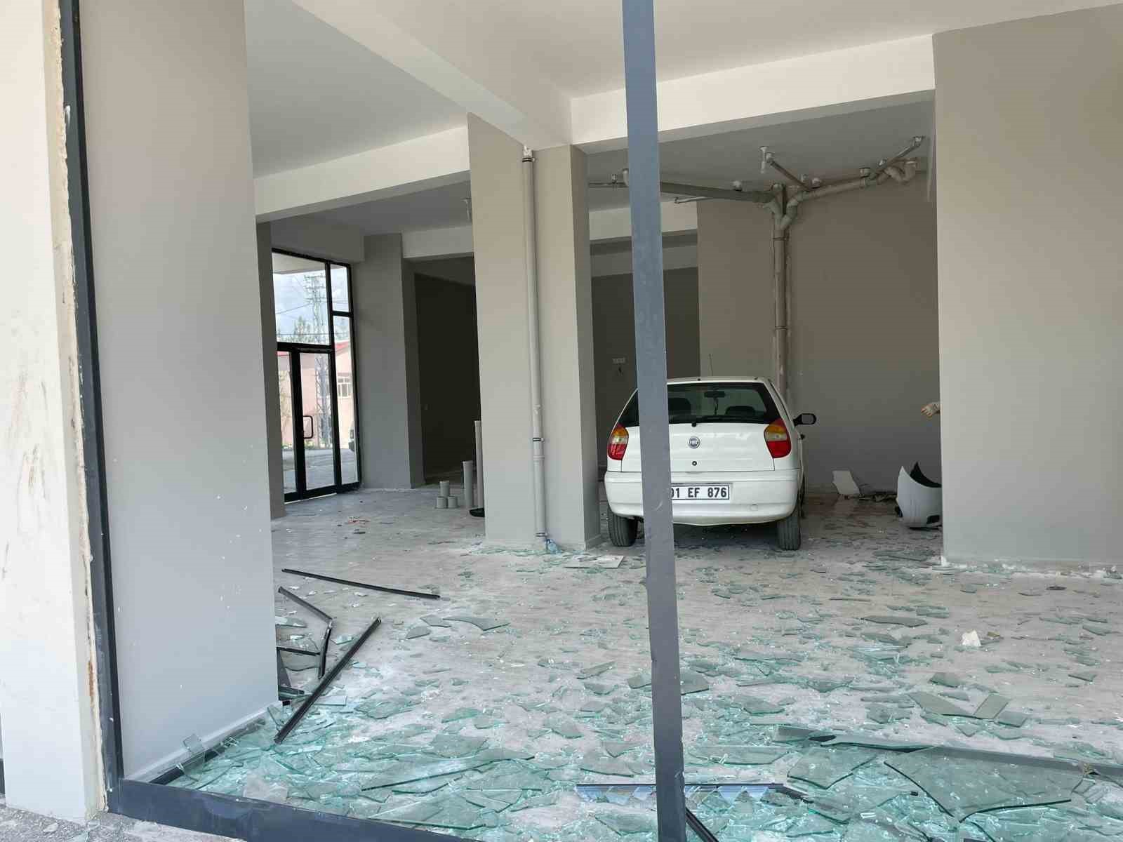 Osmaniye’de  kontrolden çıkan otomobil dükkana girdi: 1 yaralı
