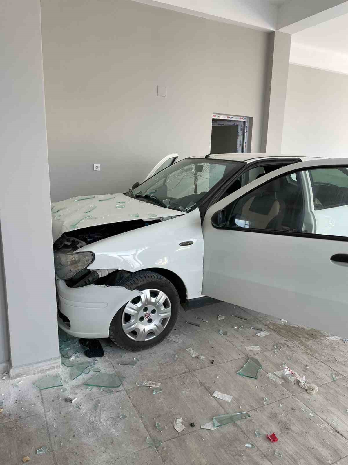 Osmaniye’de  kontrolden çıkan otomobil dükkana girdi: 1 yaralı
