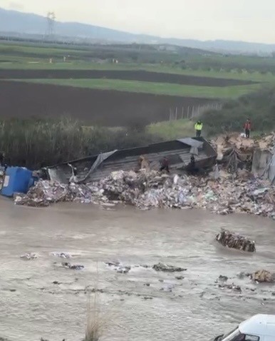 Osmaniye’de kontrolden çıkan tır çaya düştü, sürücü hayatını kaybetti
