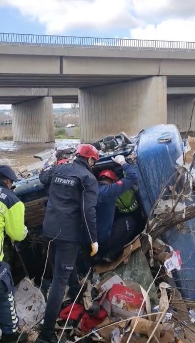 Osmaniye’de kontrolden çıkan tır çaya düştü, sürücü hayatını kaybetti

