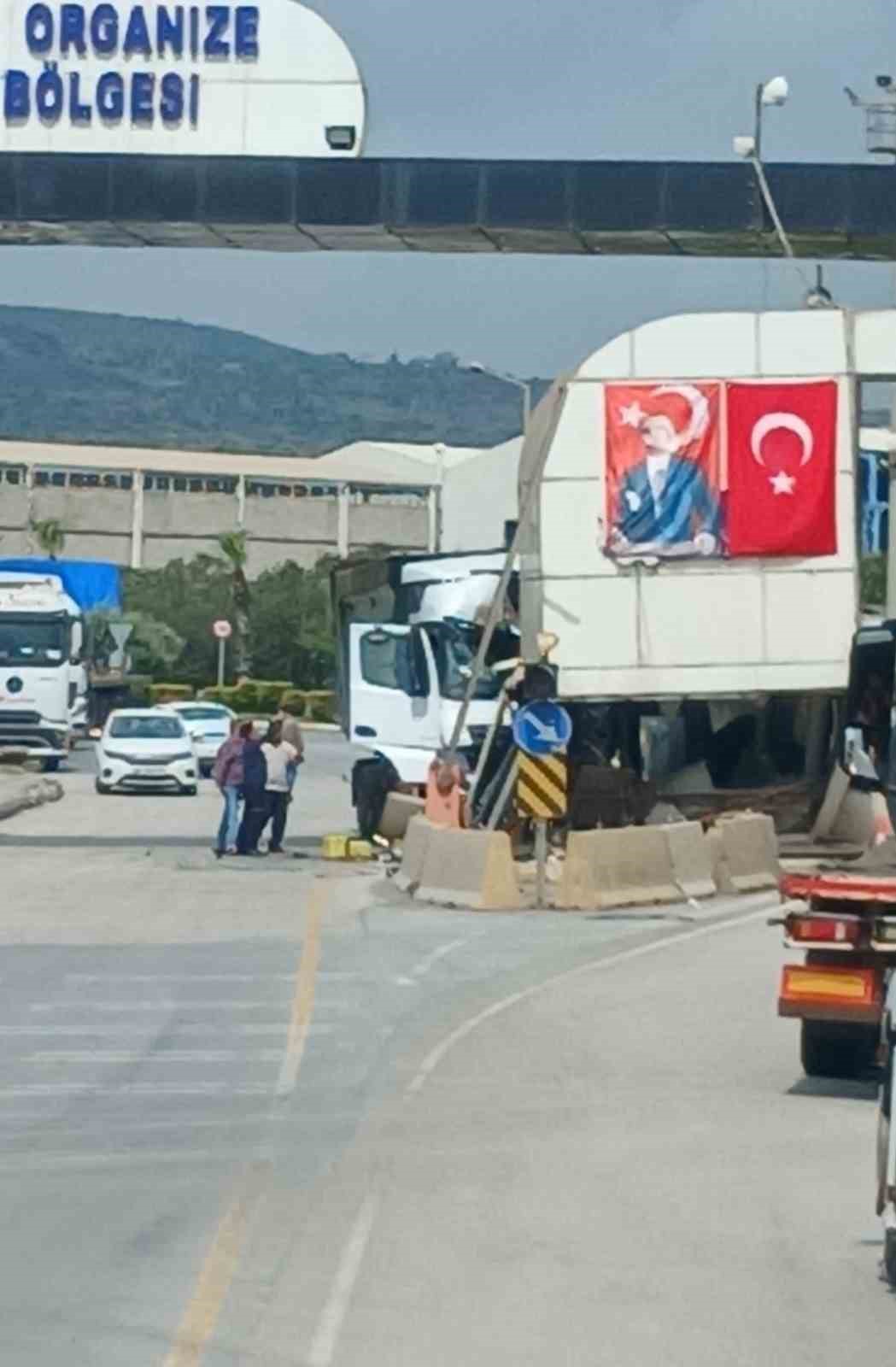 Osmaniye’de kontrolden çıkan tır gişeye çarptı: 1 yaralı
