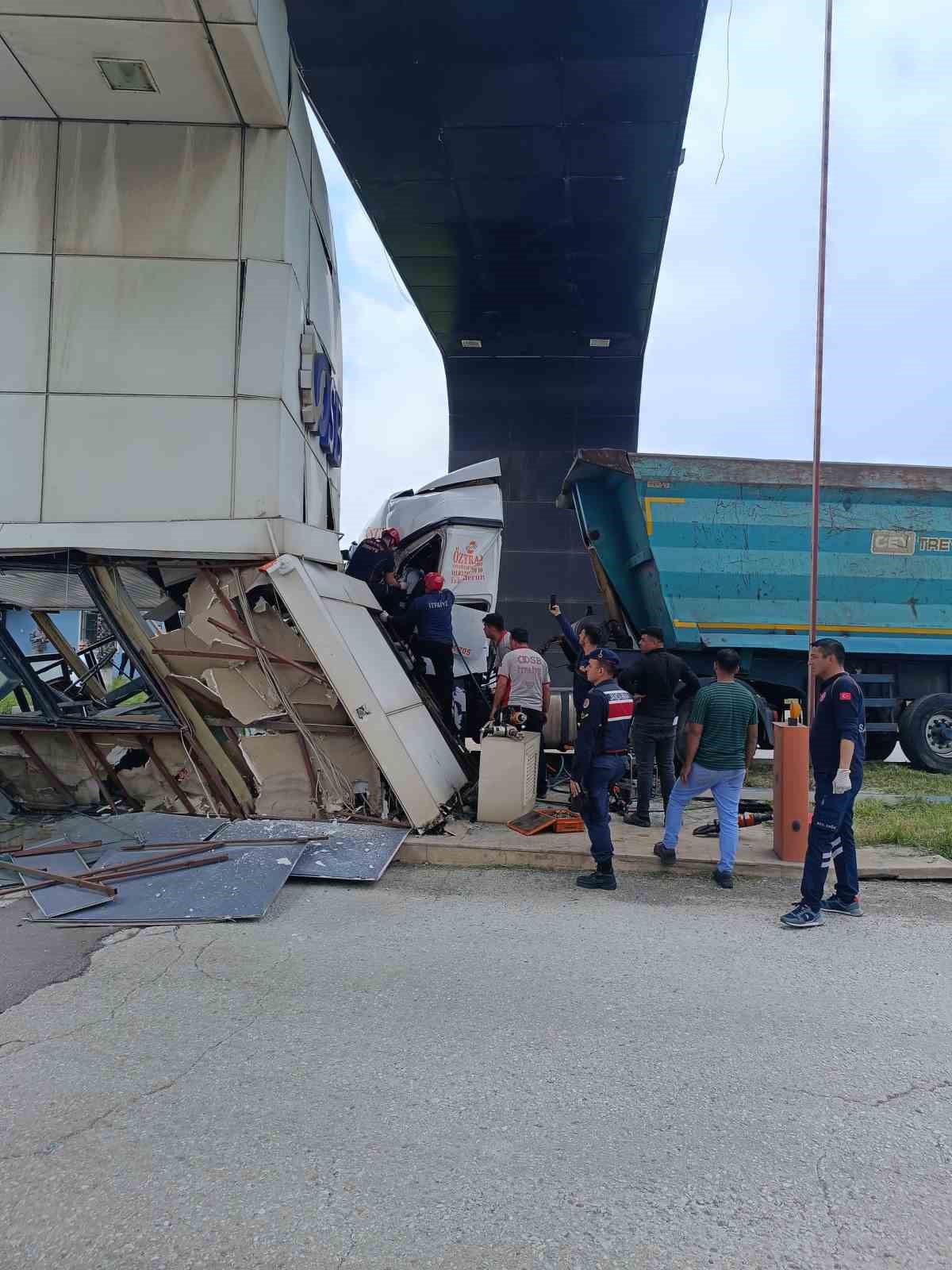 Osmaniye’de kontrolden çıkan tır gişeye çarptı: 1 yaralı
