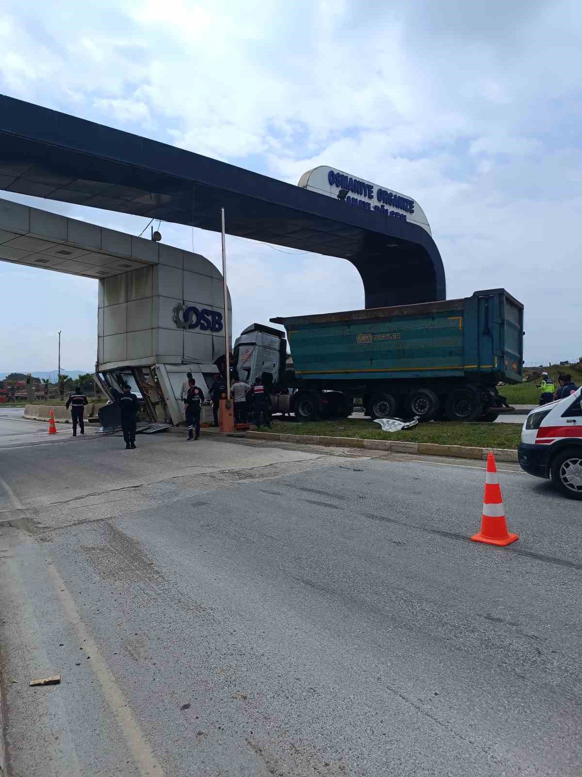 Osmaniye’de kontrolden çıkan tır gişeye çarptı: 1 yaralı
