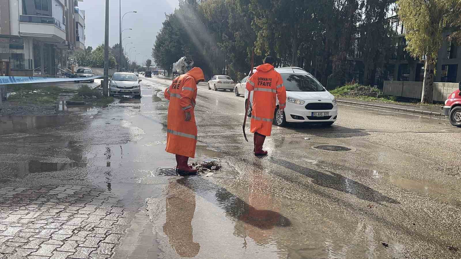 Osmaniye’de kuvvetli yağış: Yollar suyla doldu, araçlar yolda kaldı
