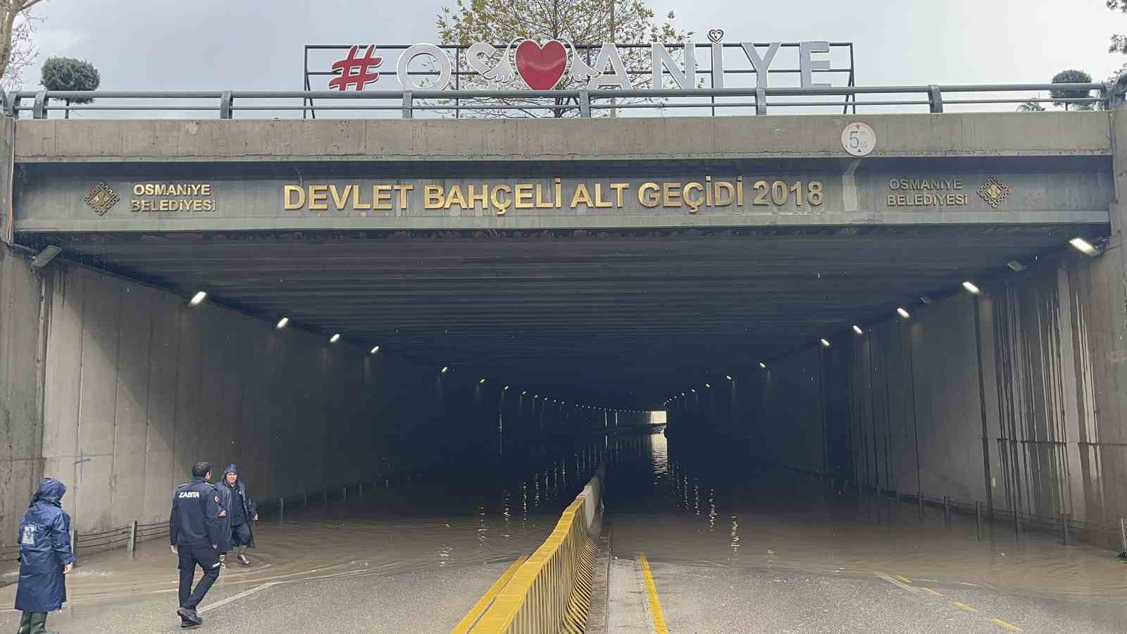 Osmaniye’de kuvvetli yağış: Yollar suyla doldu, araçlar yolda kaldı
