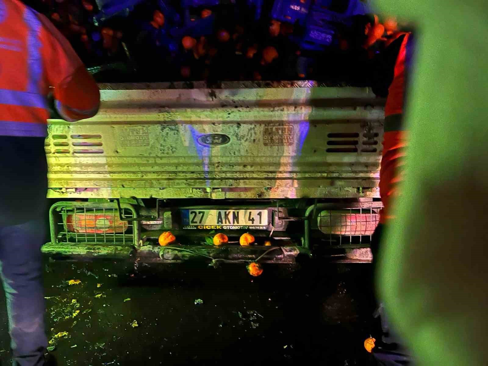 Osmaniye’de mandalina yüklü kamyonette çıkan yangın söndürüldü
